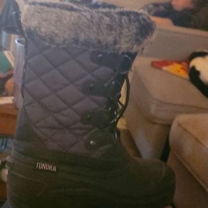Snow boots